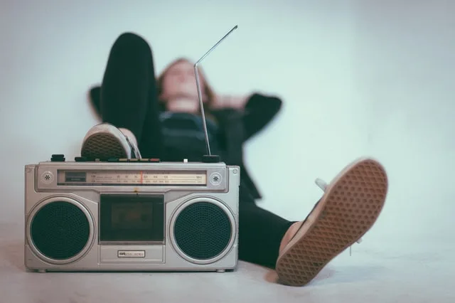 Ihminen kuuntelemassa radiota.
